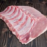 кусок свинины на кости